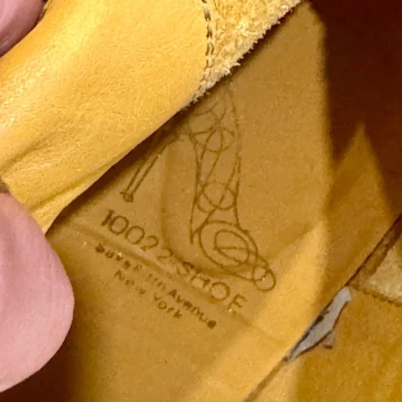 Saks Fifth Avenue 10022 Shoe Tan Leather Riding Boots
Size 36.5 - Picture 6 of 9